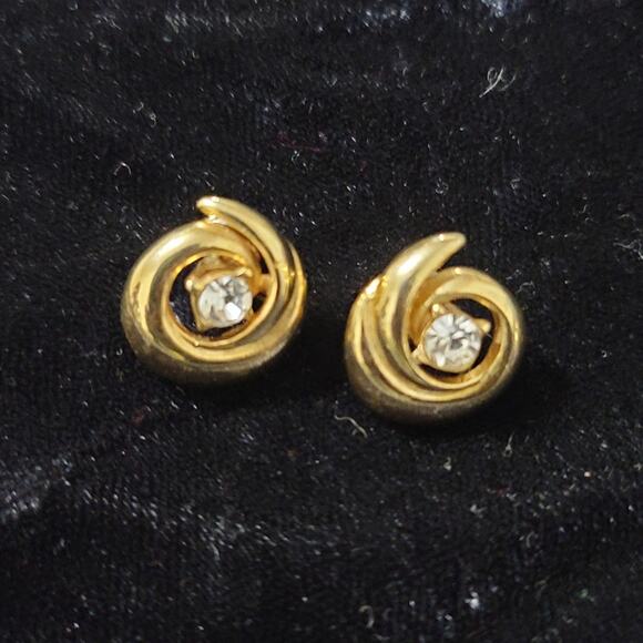 no brand Jewelry - Vtg Gold Tone Earrings